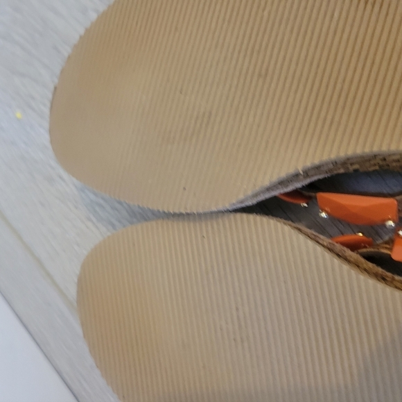 Women's Tan Short Wedge Sandle Size 7 1/2 - Picture 4 of 5